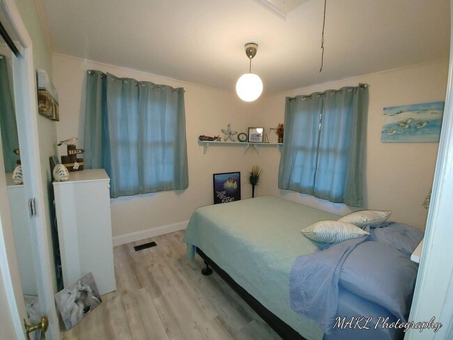 Building Photo - Charming Cottage in Park Circle — Modern Updates, Big Backyard!