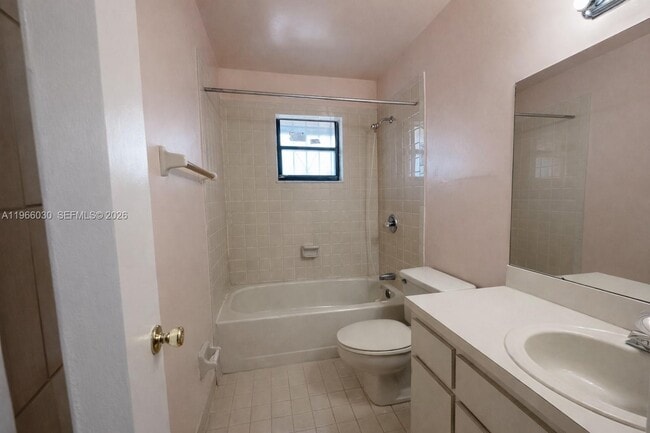 Building Photo - 550 SW 115th Ave