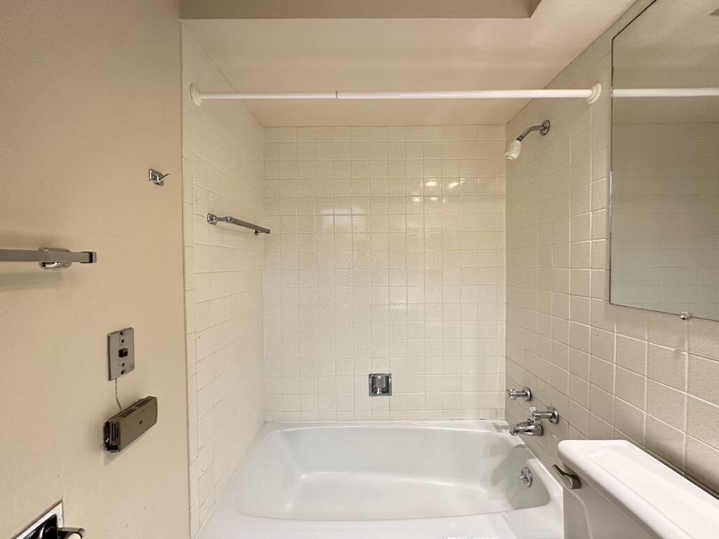 Building Photo - 533 W Aldine Av
