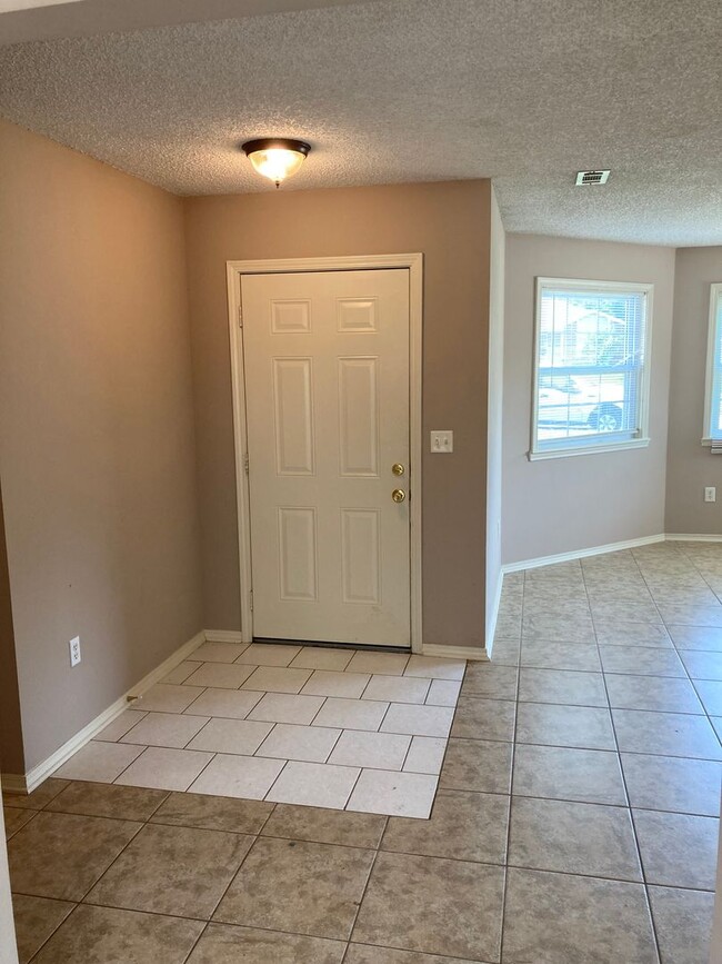 Building Photo - JUST REDUCED!!! 3 Bed / 2 Bath Extremely close to Wedington Exit!