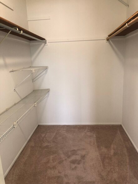 walk in closet - 226 Arrowwood Ct