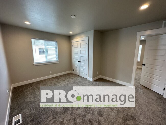 Building Photo - 3 Bed, 2.5 Bath Townhome w/ 2-Car Garage - NEAR NEW - Ammon