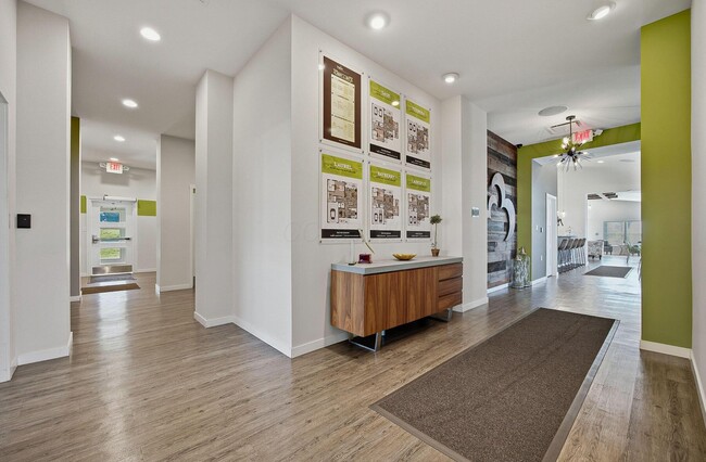 Building Photo - 933 Persimmon Ln