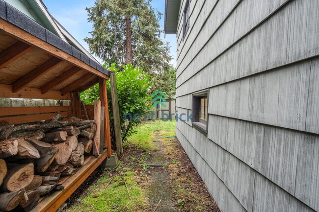 Building Photo - A beautiful 3 bed and 1 bathroom house for rent