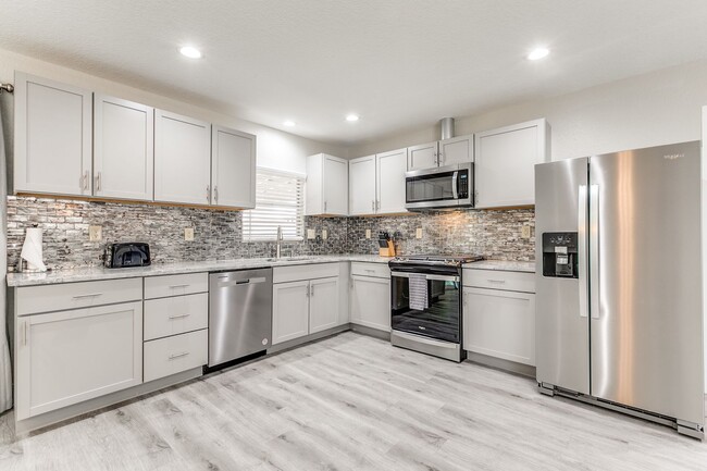 Building Photo - 3 Bedroom/2 Bath Los Angeles Heights Subdi...
