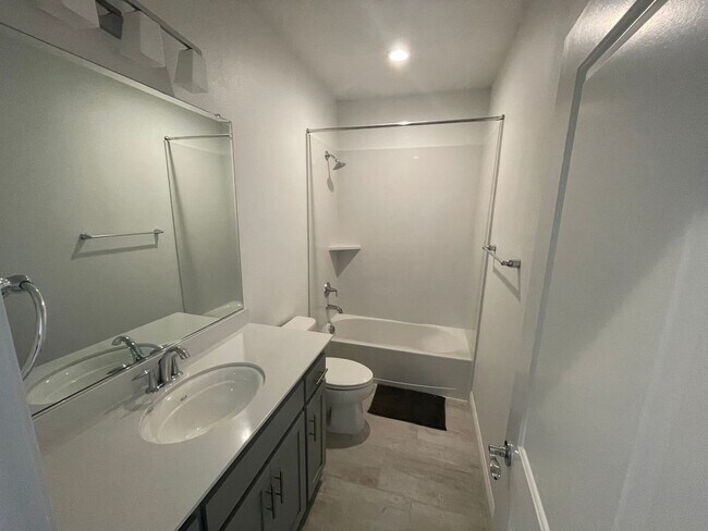 Building Photo - Charming 3 Bed / 2.5 Bath Home with Modern Upgrades