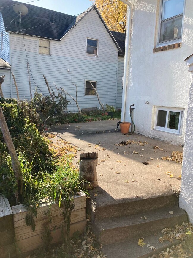 Building Photo - 910 N 56th Ave W