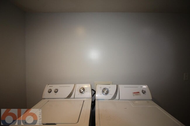 Building Photo - 813 Douglas St NW