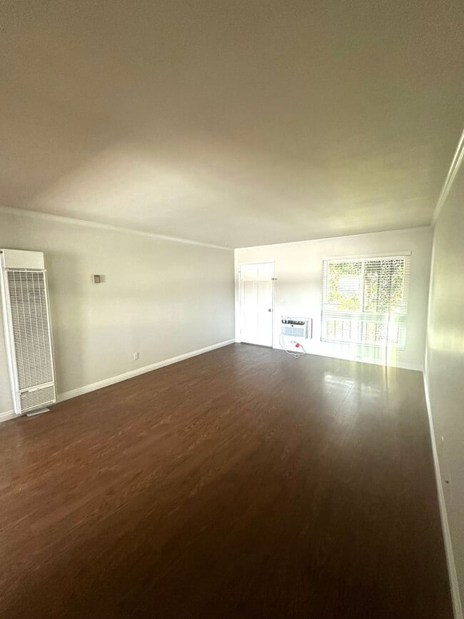 Building Photo - For Lease- Cozy and comfortable Two Bedrooms top floor unit