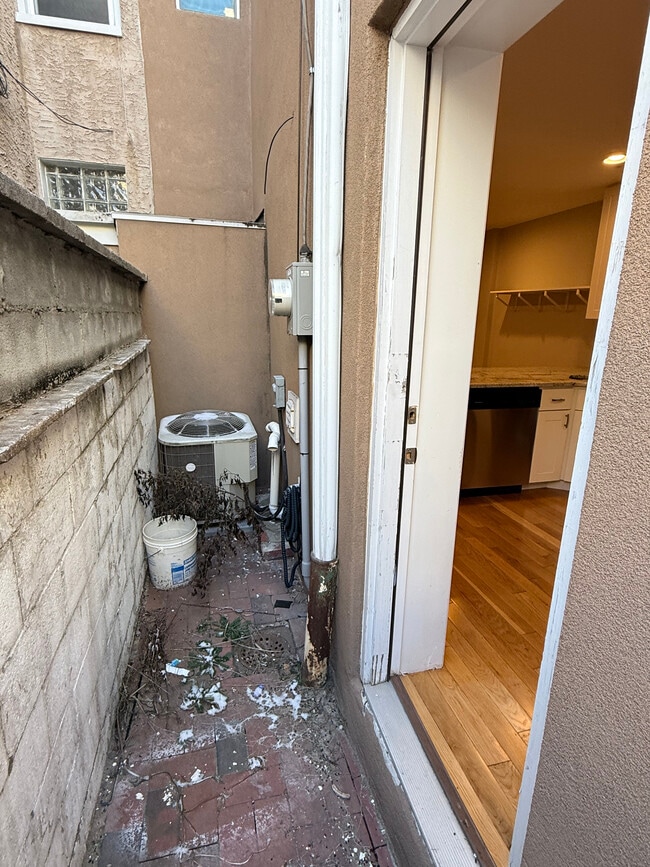 Building Photo - 2535 S Sartain St