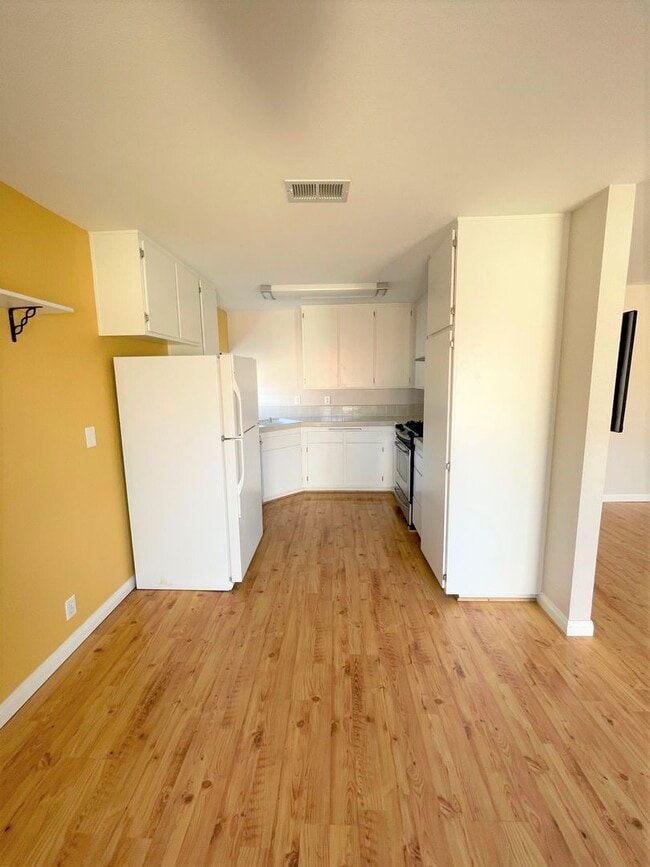 Building Photo - Updated Parkside Condo with Large Deck!