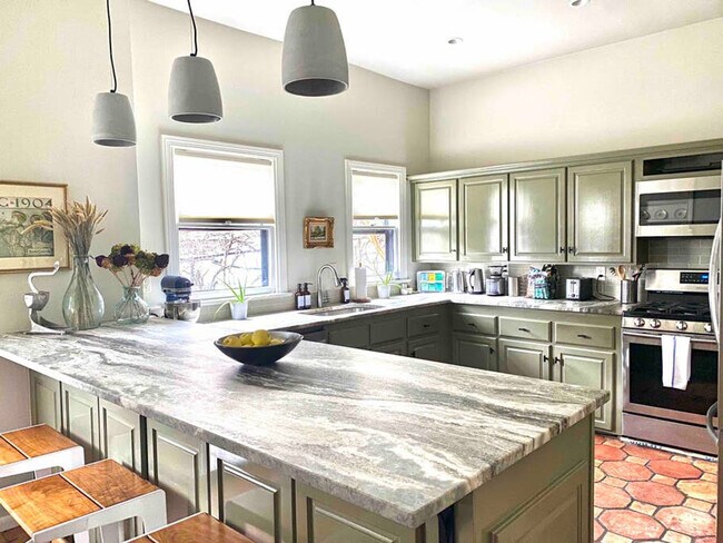 Building Photo - 3308 Cliff Rd