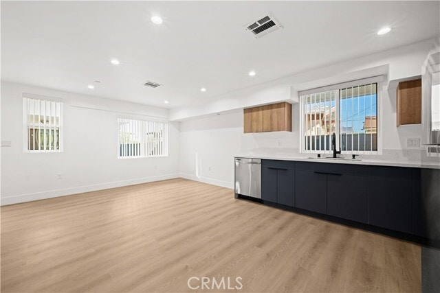 Building Photo - 2002 Hillcrest Dr