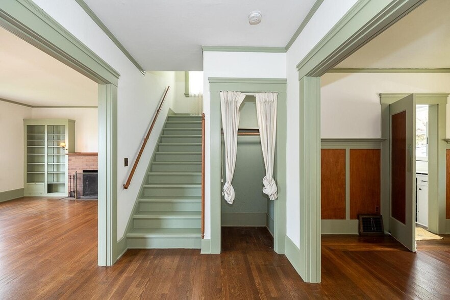 Building Photo - Large North Berkeley gem