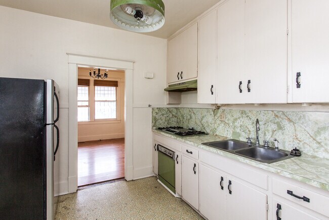 Building Photo - EDo BRICK BUNGALOW 1/BD 1/BA 1/CG