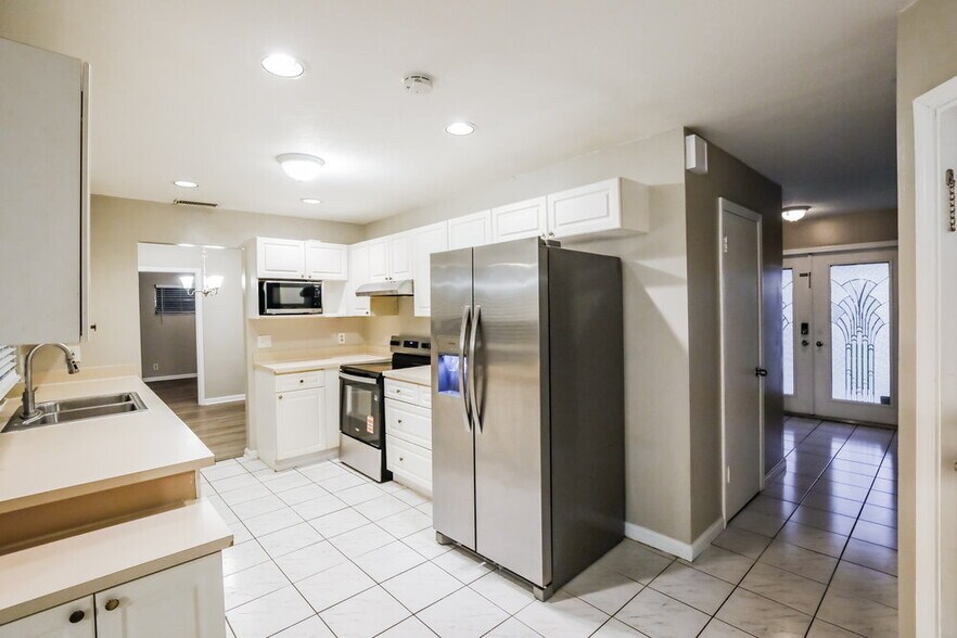Building Photo - 12695 Westport Cir