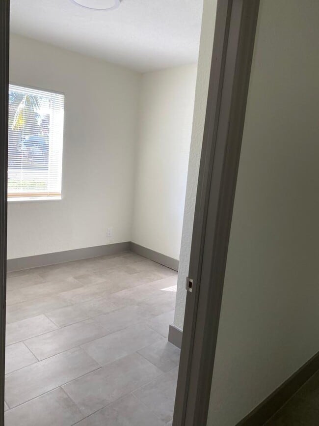 Building Photo - 1218 S B St