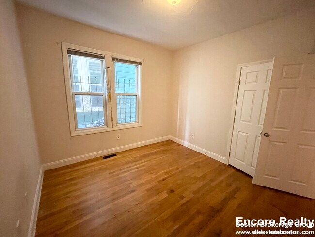 Building Photo - 733 Parker St