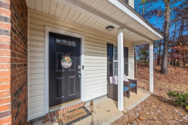 Building Photo - This immaculate 3-bed, 2.5 bath townhome in the Olde Stone Crossing community with the primary be...