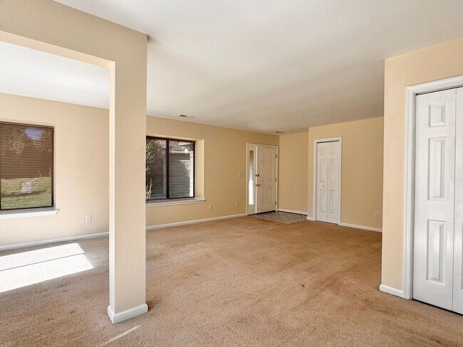 Building Photo - Close to UVA & Downtown-Don't miss this Mi...