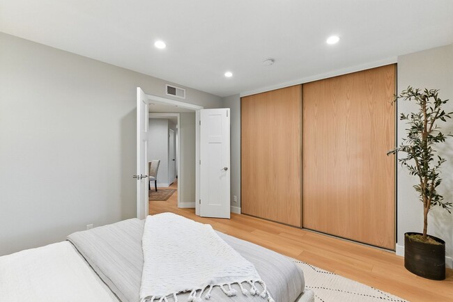 Building Photo - Beautifully Remodeled One-Bedroom Condo