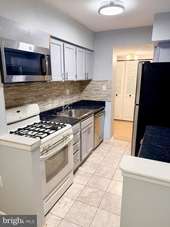 Building Photo - 5 Suntop Ct