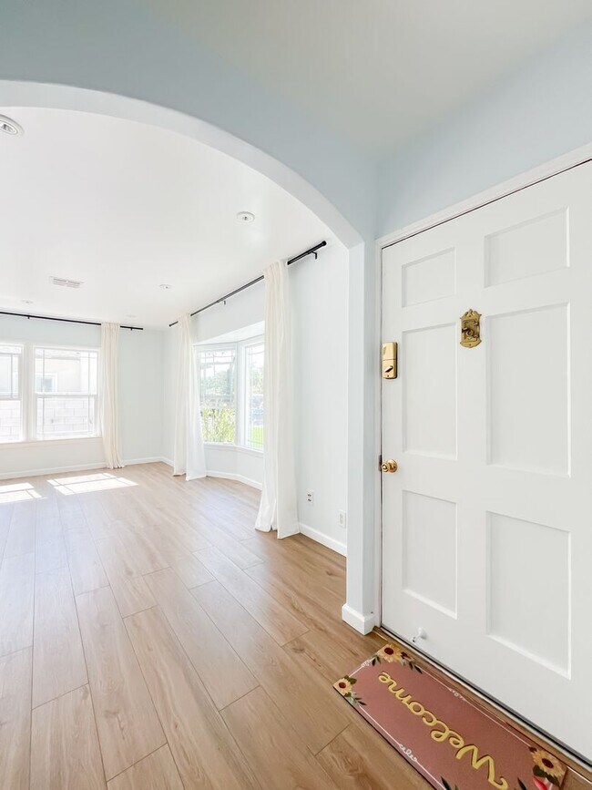 Building Photo - Charming Stand-Alone Home - 3BR/1BA with Parking