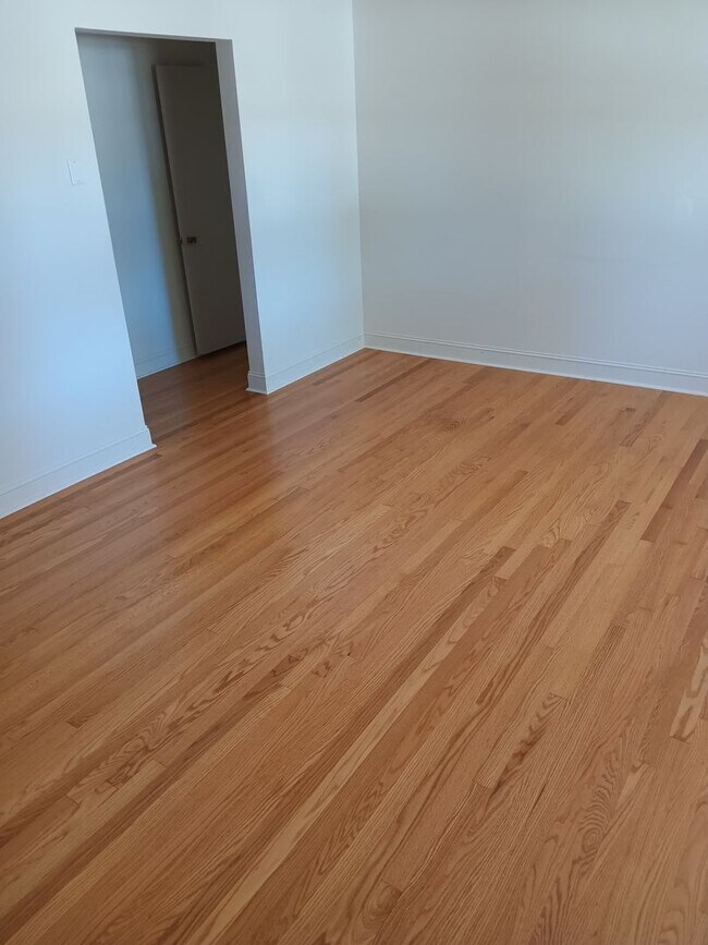 Building Photo - 3 Bedroom / 2 Bath Brick Ranch Home Kingsp...