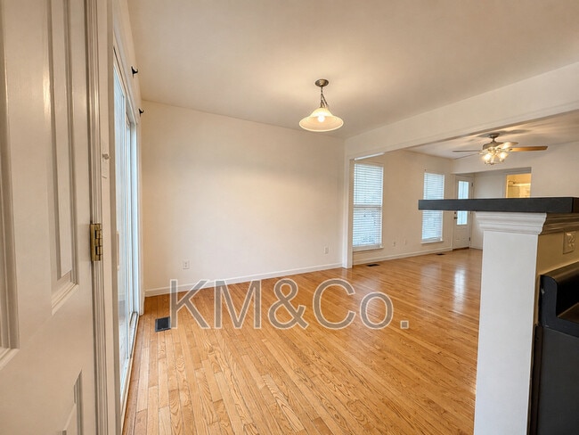 Building Photo - 213 Countryshire Dr