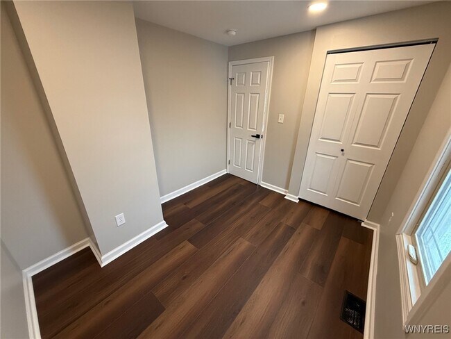 Building Photo - 307 Grandview Ave