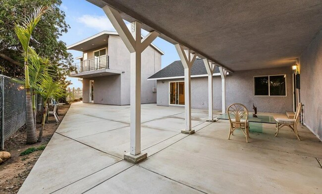 Building Photo - Modern 2 Bed, 2 Bath Bay Park Gem with Exp...