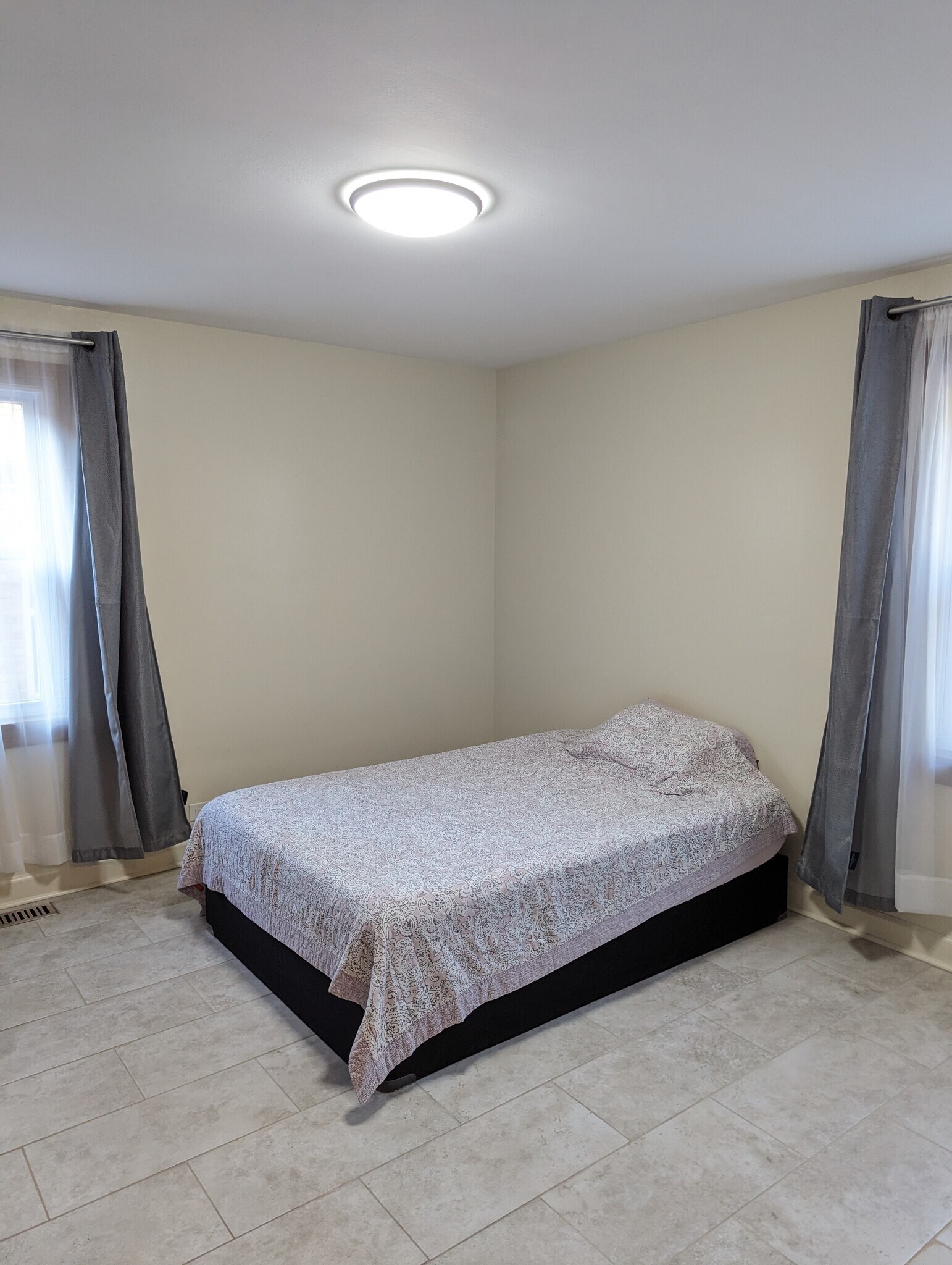 Building Photo - 3322 W Catalpa Ave