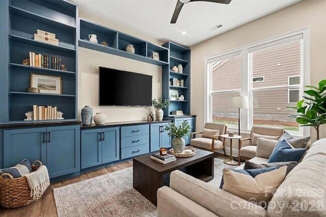 Building Photo - 2026 Lake Como Dr
