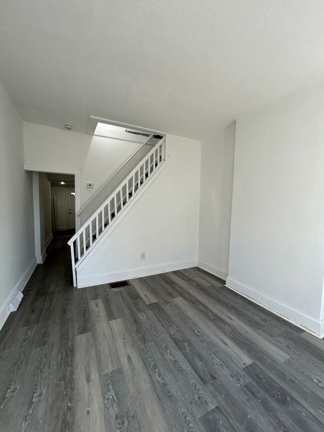 Building Photo - Cozy Home For Small Family