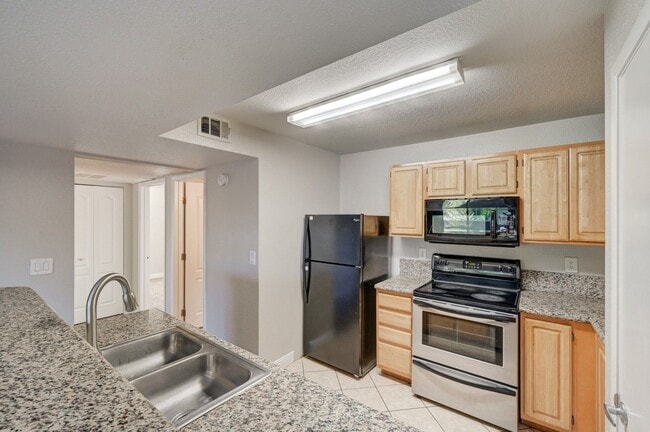 Building Photo - Charming 3 Bedroom Upstairs Condo in a Gat...