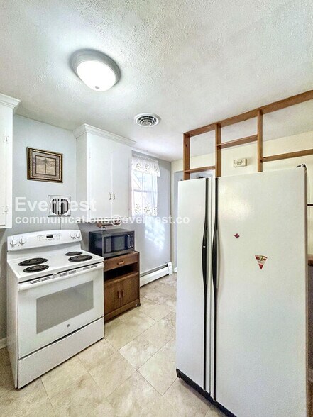 Building Photo - 2116 Oakwood Ln