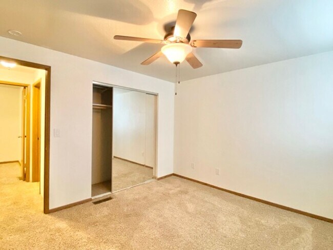 Building Photo - Quaint 2BR 1.5BA Condo in the Vineyards