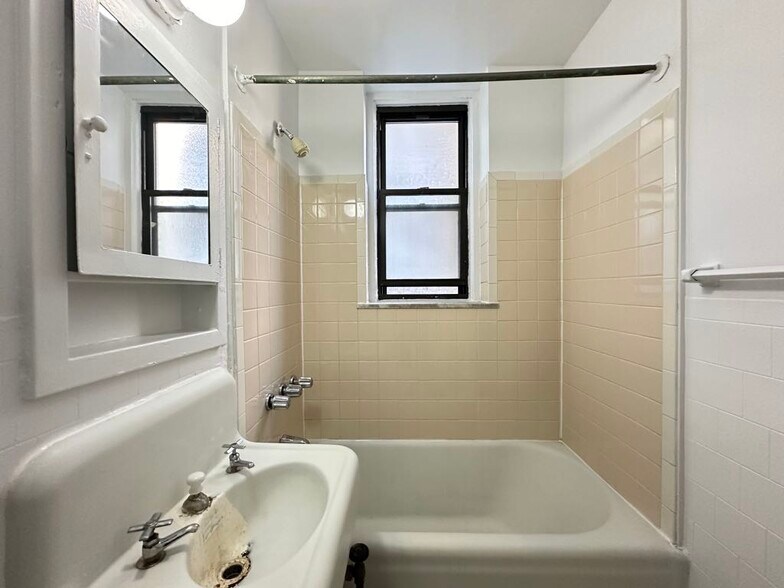 Building Photo - 3335 W Diversey Ave