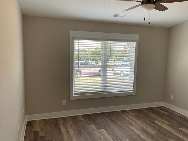 Building Photo - Court Square Town Home Duplex Apartment with Attached Garage