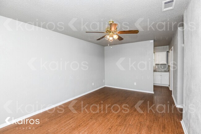 Building Photo - 607 Holly Lane