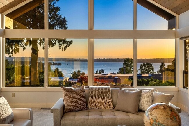 Building Photo - Kirkland View Home