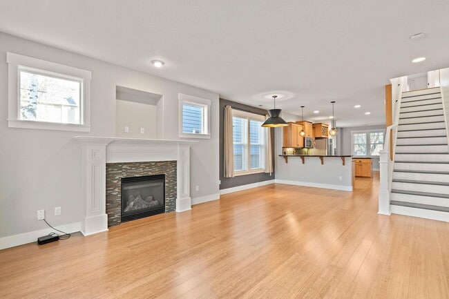 Building Photo - Beautiful 3-bdrm/2.5-bath contemporary craft home w/ lots of character. A/C, fireplace, fenced ba...