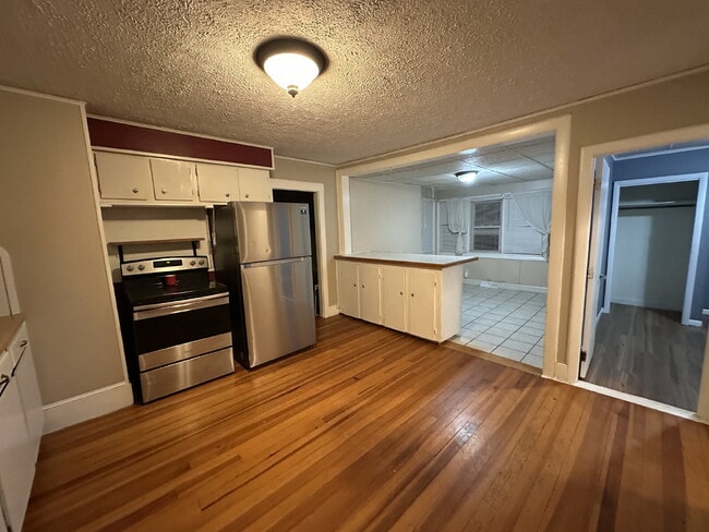 Building Photo - Cozy 3-Bed / 1-Bath Apartment in the Heart of Biddeford