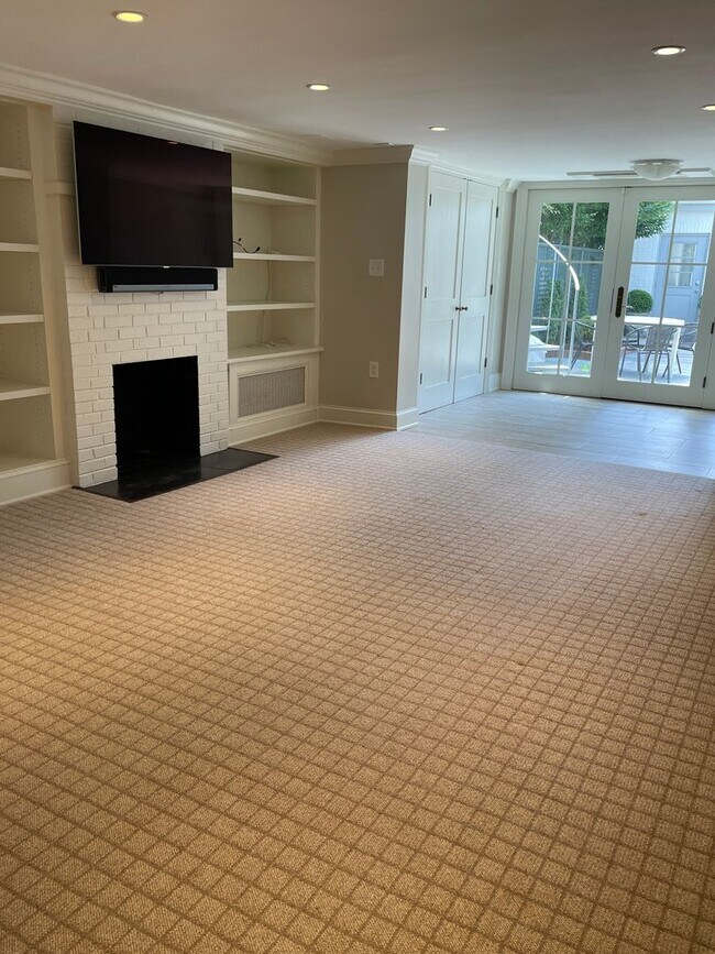 Building Photo - Georgetown Splendor with Garage Parking