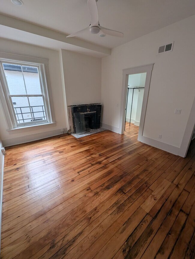 Building Photo - Beautifully Renovated, Elegant Apartments in Historic Covington