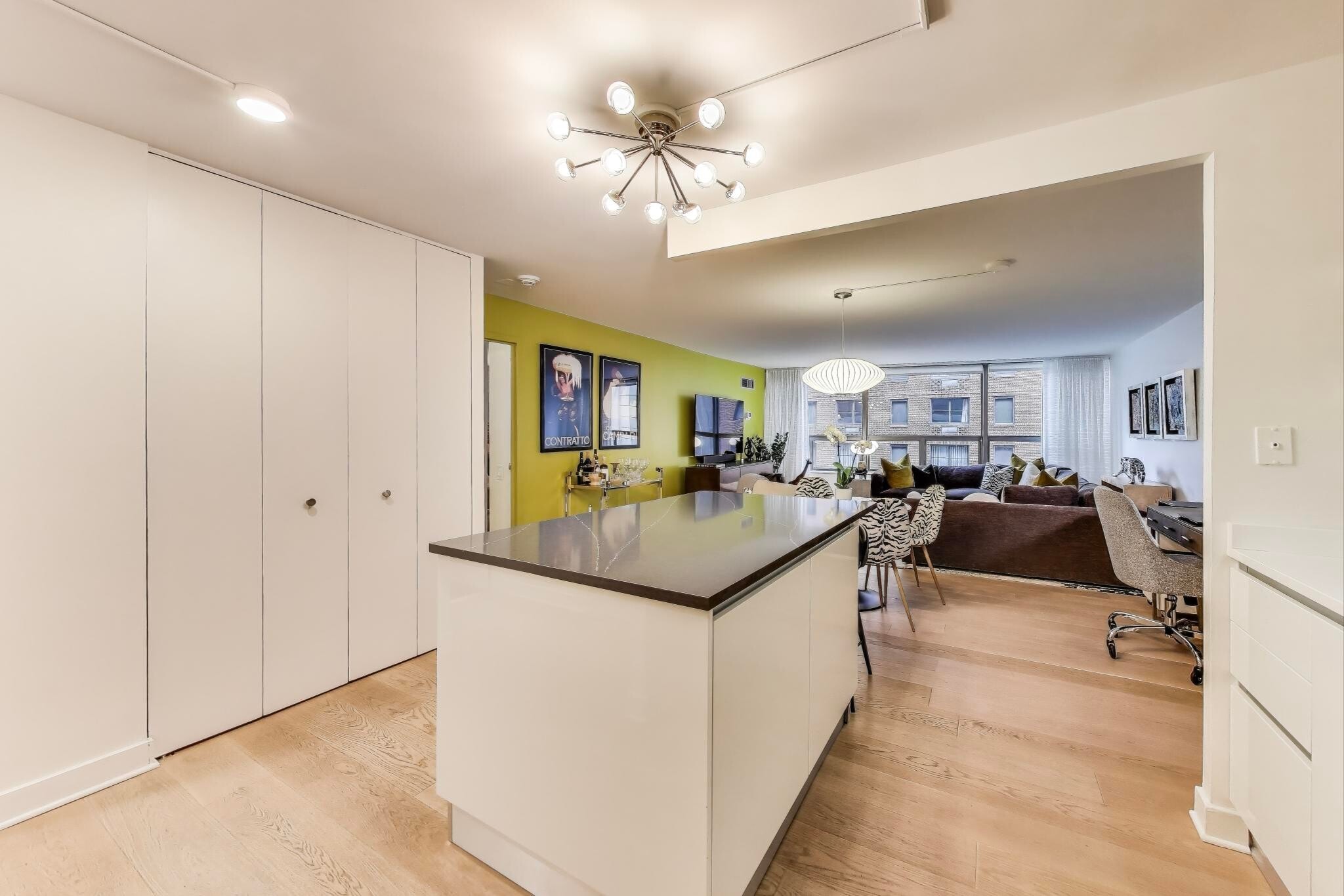 Building Photo - 110 E Delaware Pl