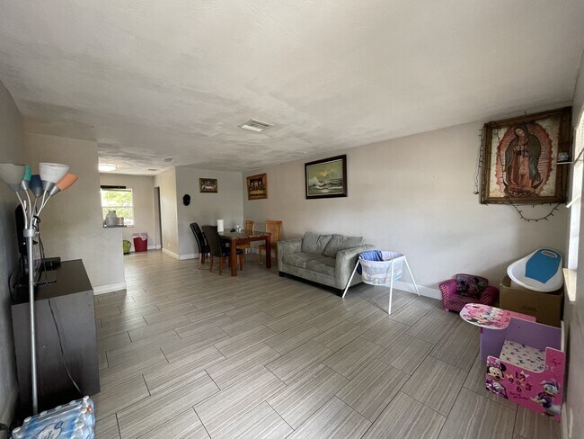 Building Photo - 208 Coventry St