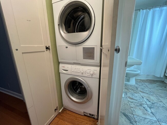 Building Photo - Beautiful 1Bd/ 1Ba Vintage Condo Located in Mt. Tabor! In Unit Laundry, Parking Space, storage un...