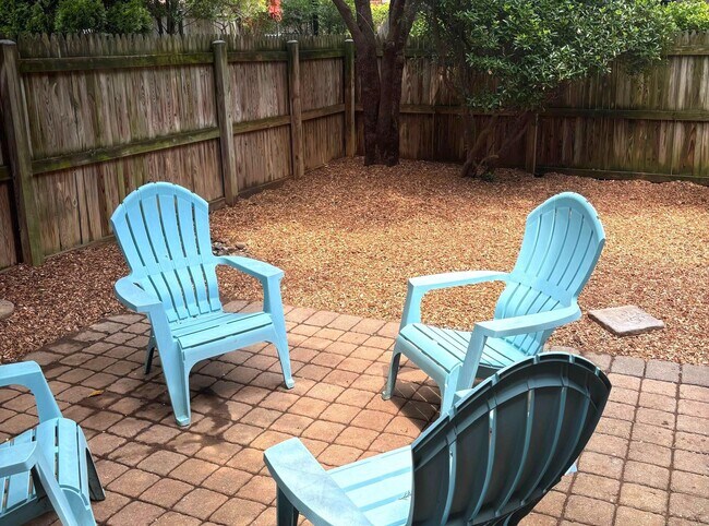 Building Photo - 411 Hampton Ct