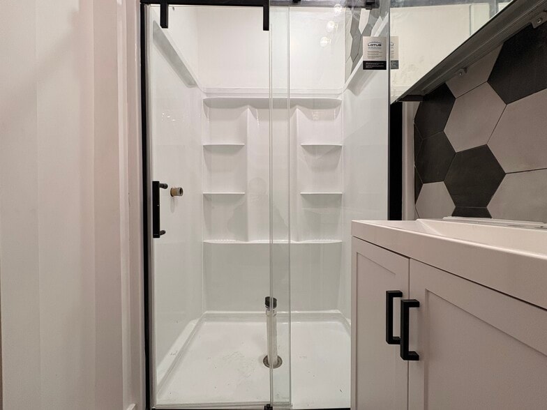 Building Photo - 5842 Hobart St